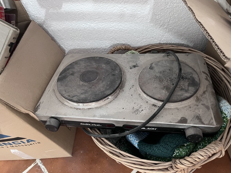 Hornillo y cesta de mimbre