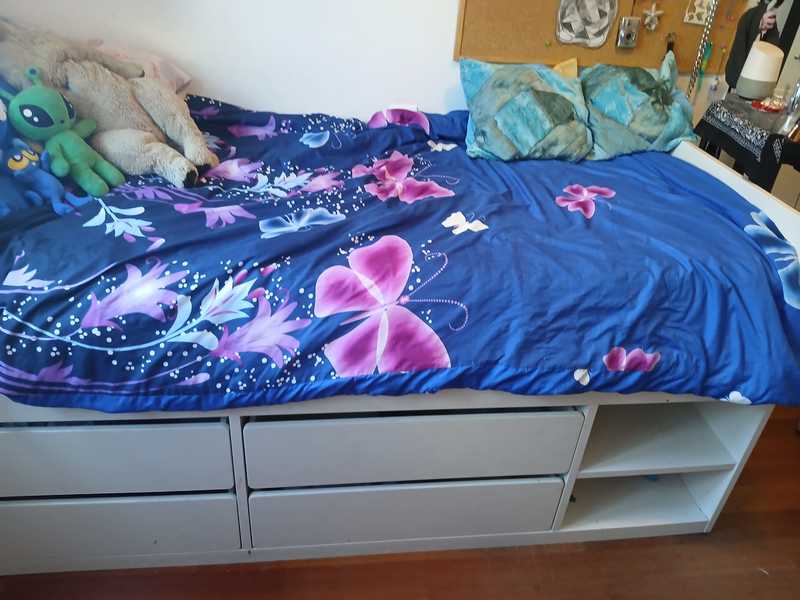 Regalo estructura de cama con almacenaje  y somier 90x200 cm