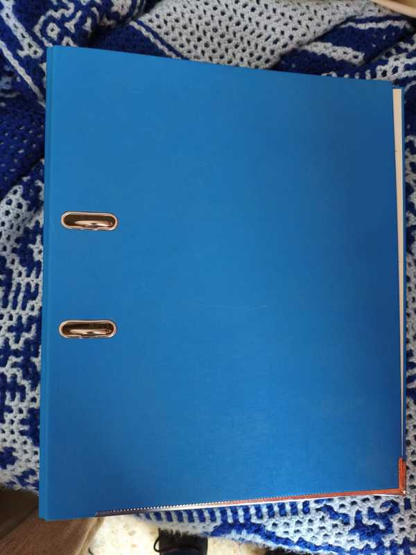 Tres archivadores azules