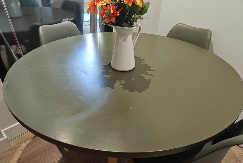 Mesa circular Maison du Monde con 4 sillas