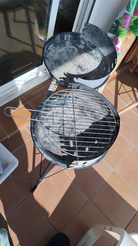 2 barbacoas pequeñas (una con parrilla)
