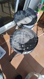 2 barbacoas pequeñas (una con parrilla)