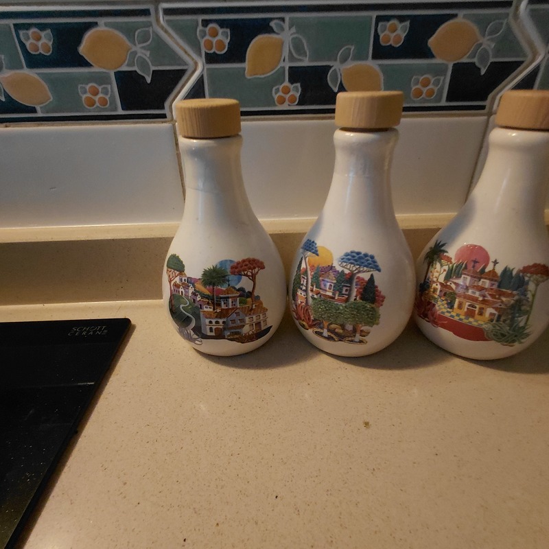 3 botes pequeños para aceite de oliva