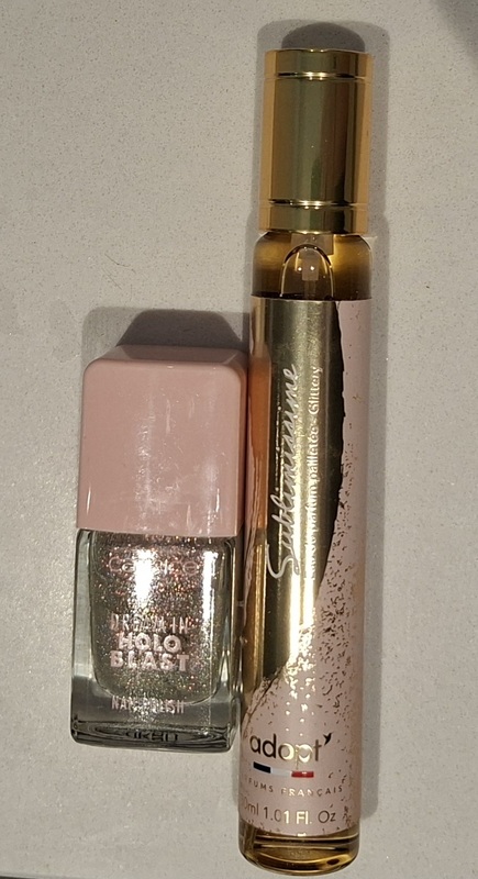 Esmalte de uñas y mini perfume