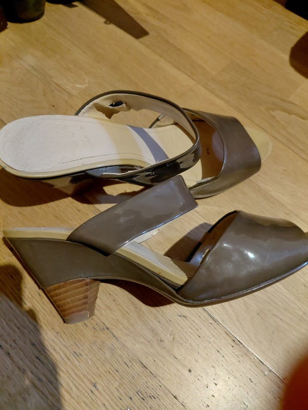 Sandalias cuña piel chica