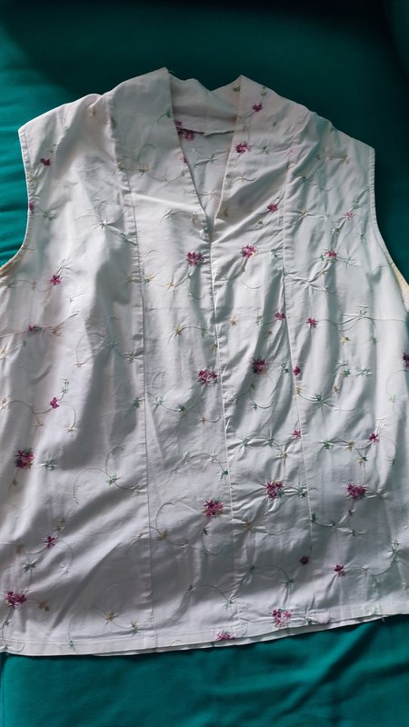 Camisola blanca con flores bordadas. Talla xxl