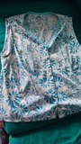Camisola blanca con flores azules. Talla 50
