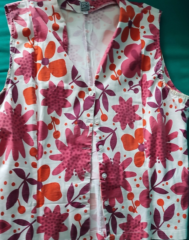 Camisola blanca con flores rojas y naranjas. Talla 50 