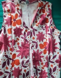 Camisola blanca con flores rojas y naranjas. Talla 50 