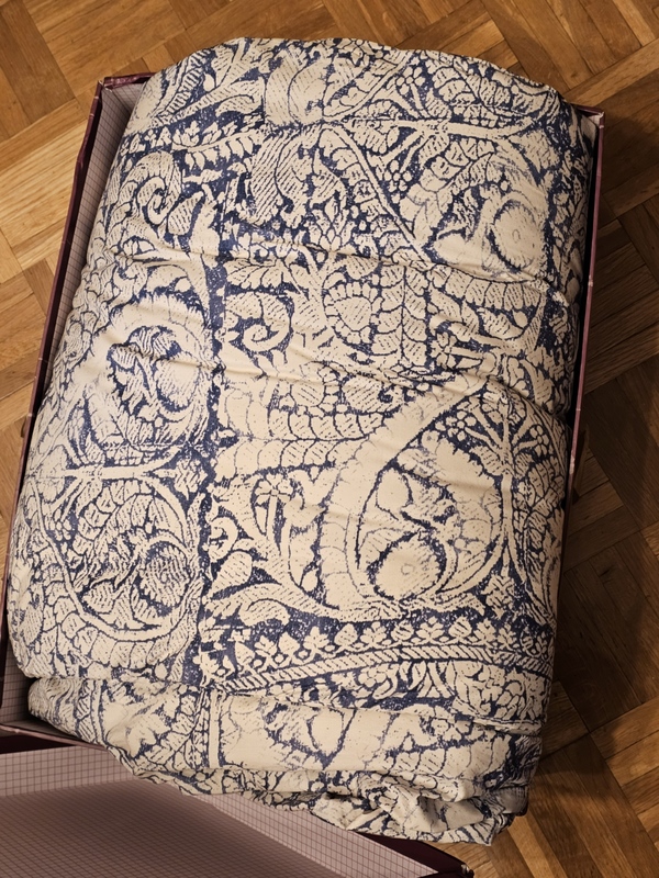 Edredón azul y blanco. Medidas 90cm x 180 cm