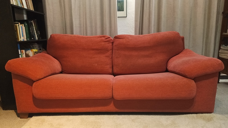 Regalo sofá de tres plazas en muy buen estado. 