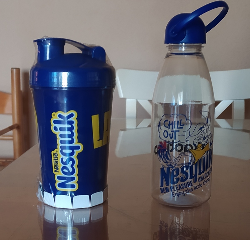 Dos recipientes de plástico. 