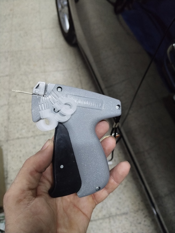 Pistola marcadora con ganchos de plástico 