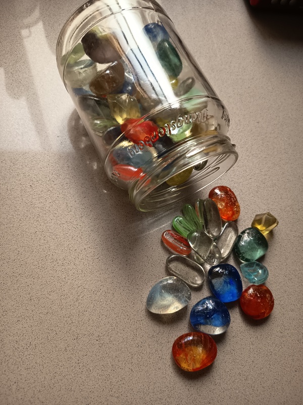 Bote de piedras de colores