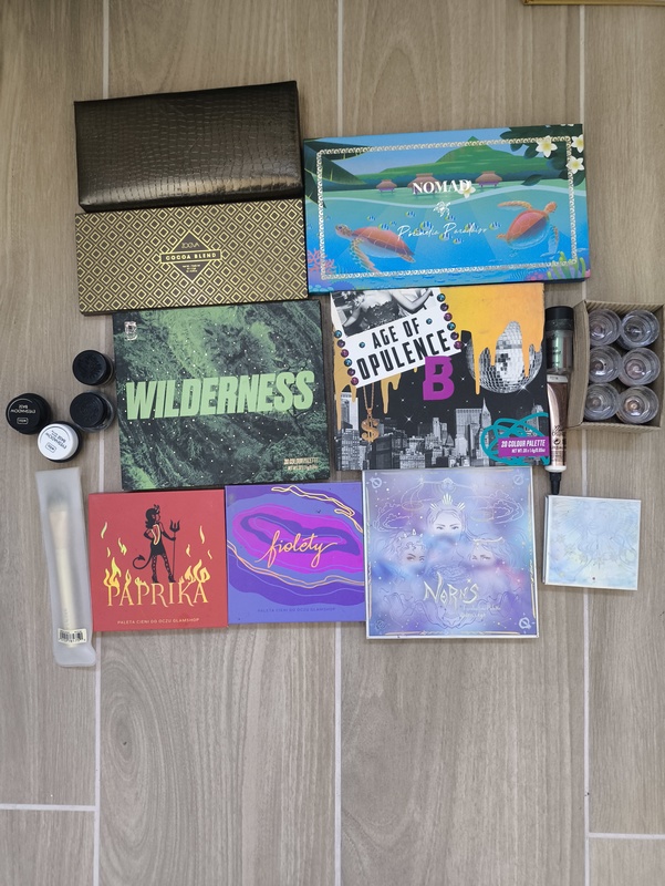 Maquillaje paletas de sombras y pigmentos