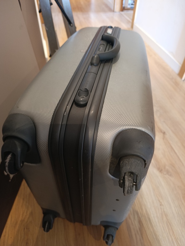 Maleta (ruedas en mal estado)