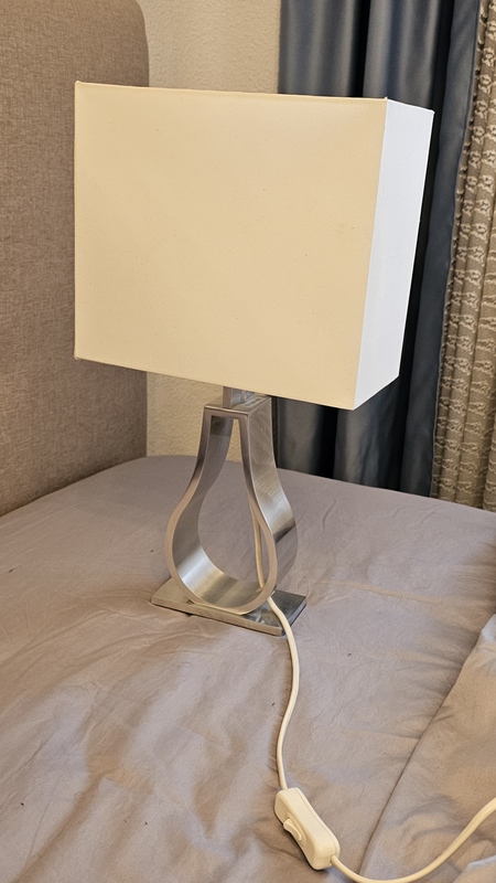 Lámpara para mesilla de noche (sin bombilla)