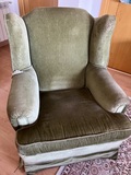 sofá de terciopelo verde