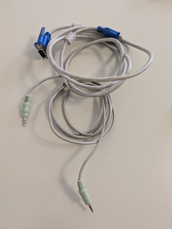 Cables VGA y audio para ordenador.