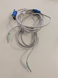 Cables VGA y audio para ordenador.