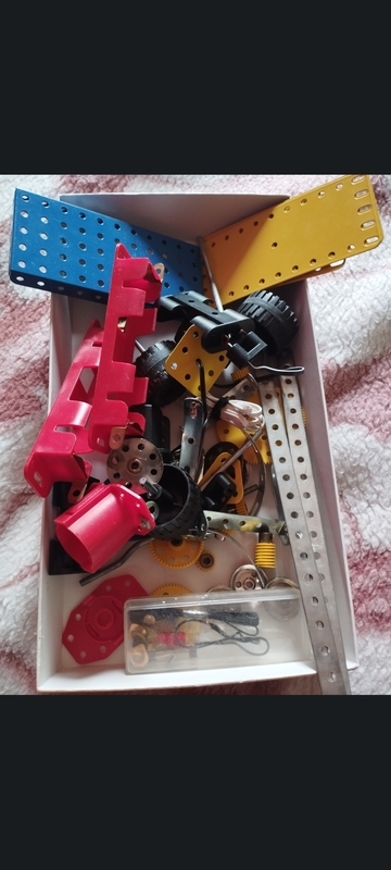piezas sueltas de mecano