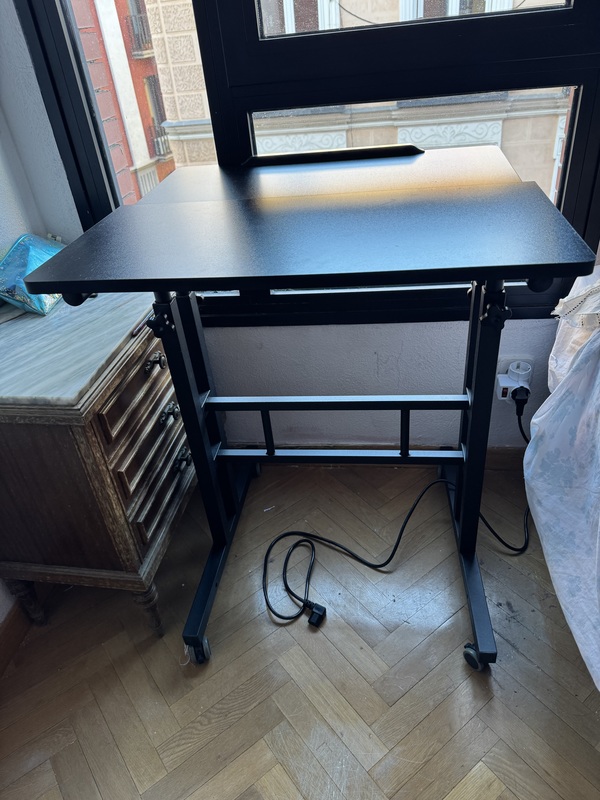 Mesa ajustable para trabajo sentado y de pie