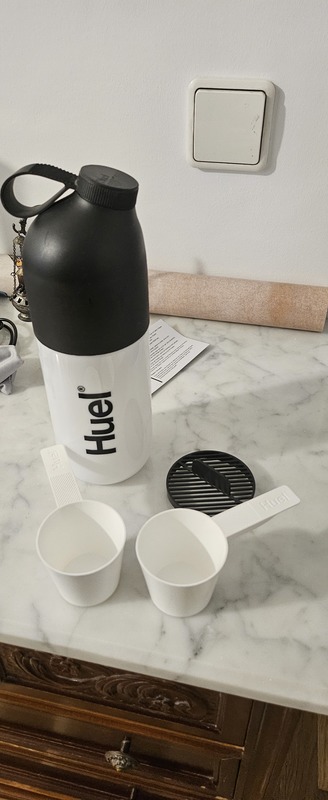 shaker oficial huel + 2 cacitos
