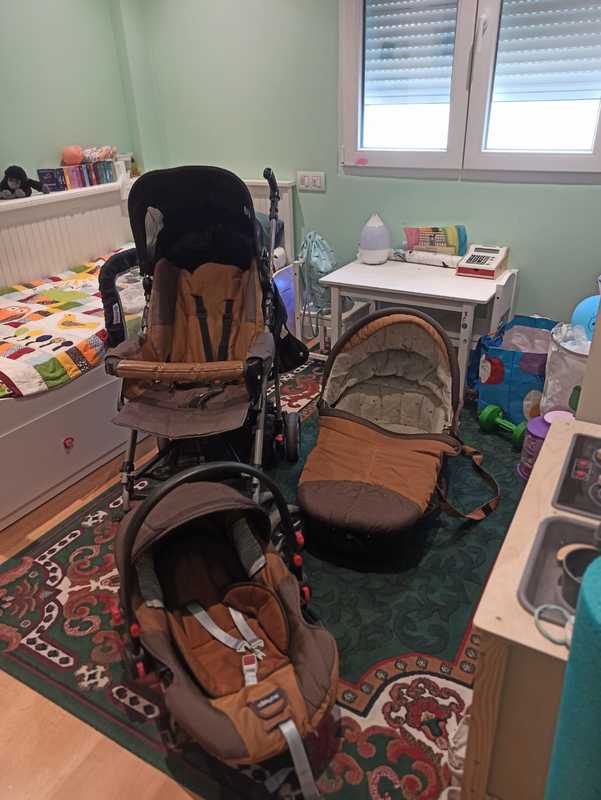 Silla de paseo con barra de sujeción, capazo y maxicosi marca Chicco