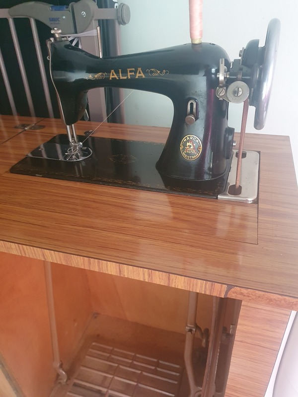 Regalo máquina de coser antigua. Funciona