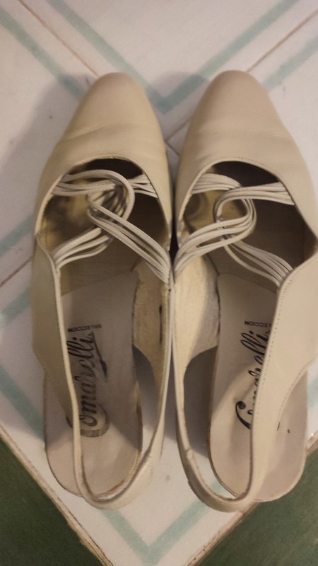 Zapatos de piel, color beige. Talla 37