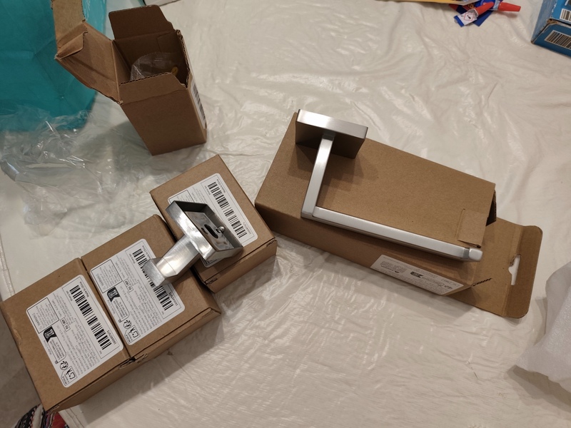 colgadores y portarollos para el baño