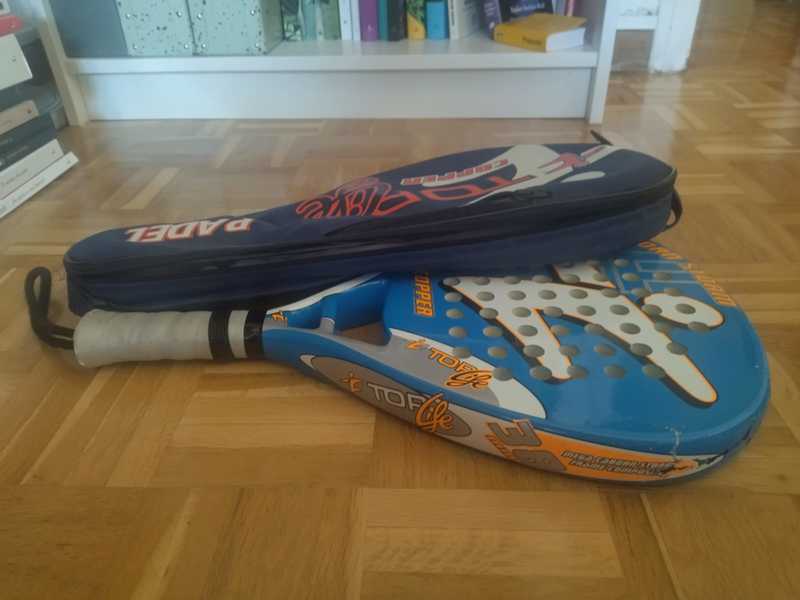 Pala de padel con funda