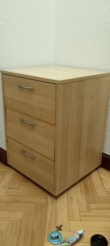 Cómoda de madera con tres cajones