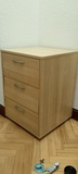 Cómoda de madera con tres cajones