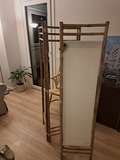 Biombo de madera y telas beige
