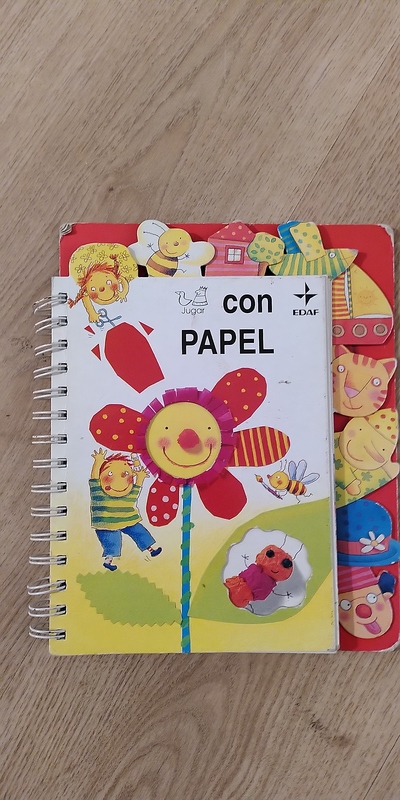 Libro de manualidades con papel