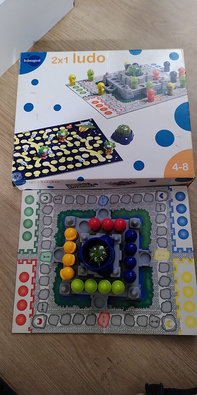 Juego similar al parchís con dado de pilas