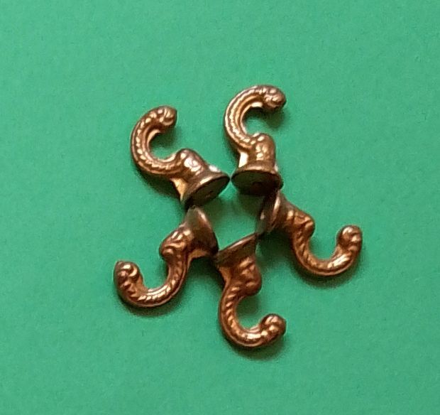 Ganchos de bronce