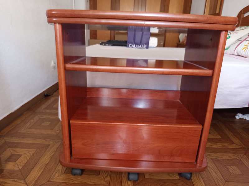 Regalo mesa de television con ruedas