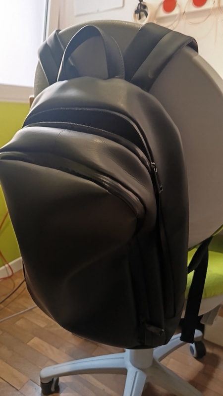 Mochila Adolfo Domínguez con cremallera que funciona mal