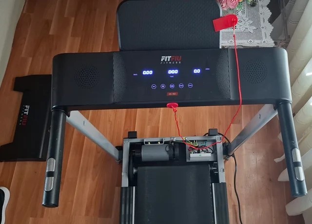 Cinta de correr FitFiu MC160 del año 2020. La banda de rodadura está desgastada