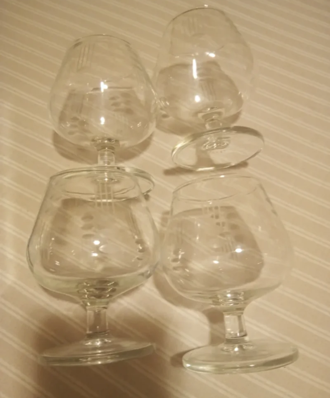Cuatro (4) copas.