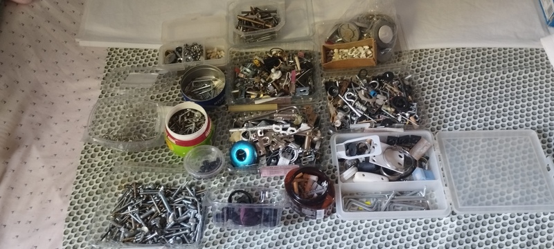 Dono tornillos. Piezas variadas de metal y plastico