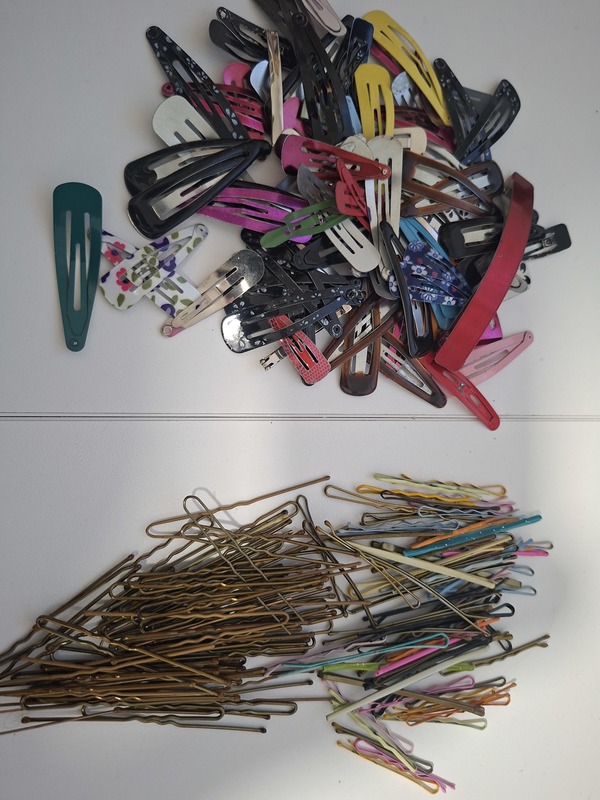 Se regalan horquillas y pinzas pelo varias, las de la foto