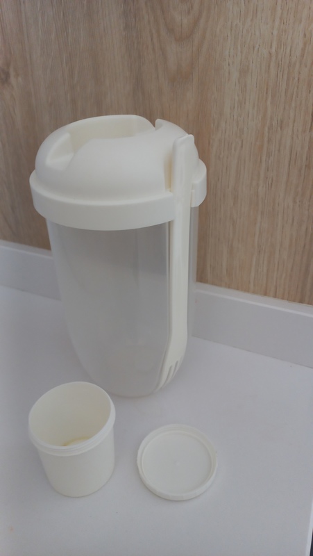 Recipiente de plástico con tenedor 