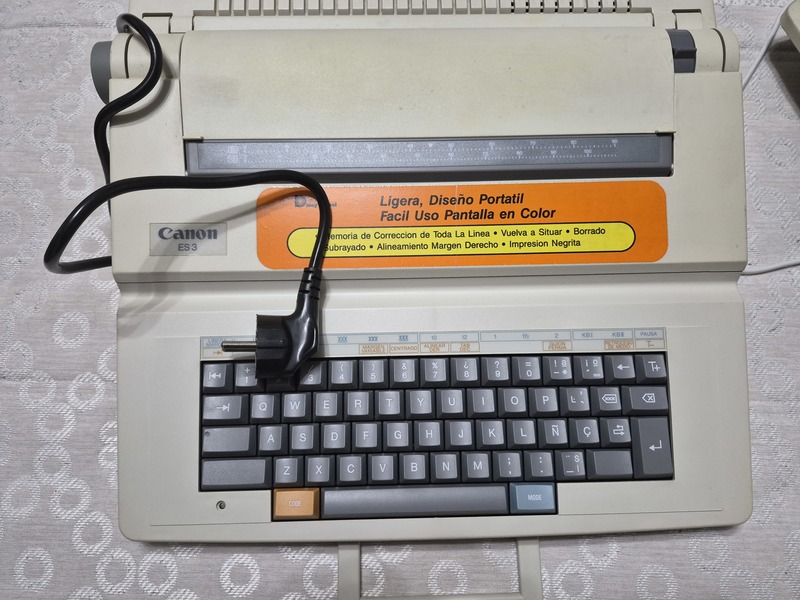 Máquina de escribir electrónica marca CANON ES3
