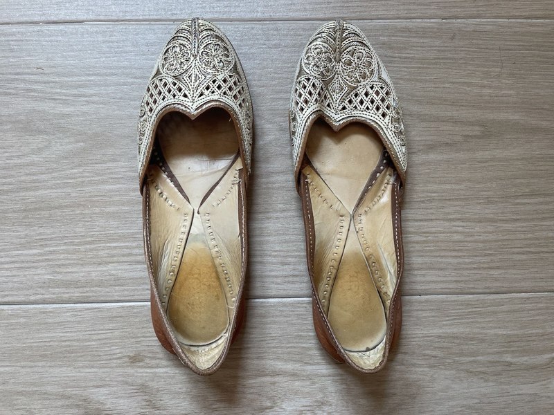 Babuchas de piel bordadas talla 39