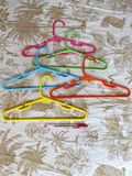 5 perchas infantiles de plástico
