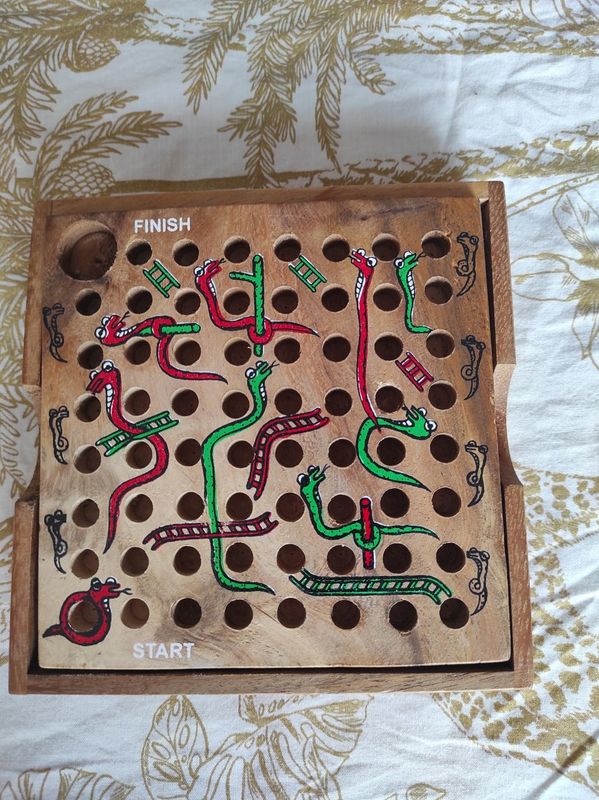 Juego serpientes y escaleras de madera (falta ficha)