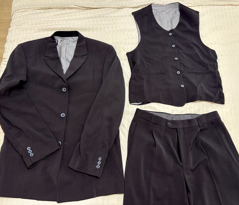 Traje hombre negro con pantalón, chaqueta, chaleco. talla 40 y 48